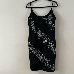 Maggy London Embroidered floral sleeveless slip dress Ladies size 10 Black white